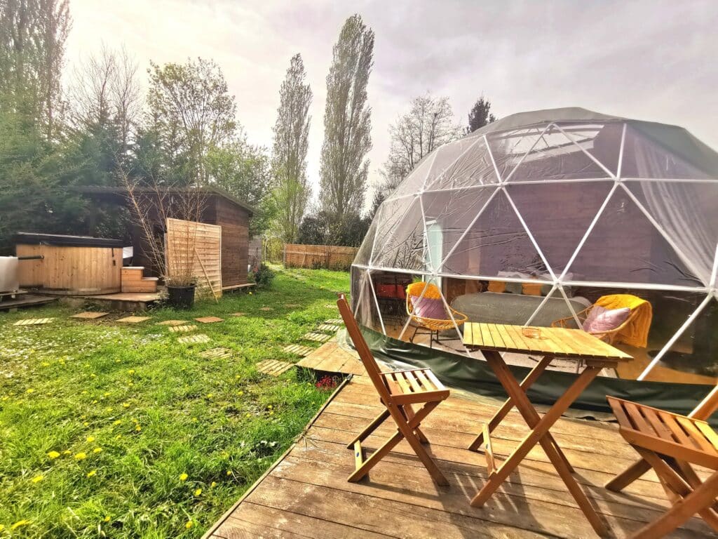 Bain nordique privé sous les étoiles au Dôme de l’Aube, parfait pour une soirée romantique en pleine nature.